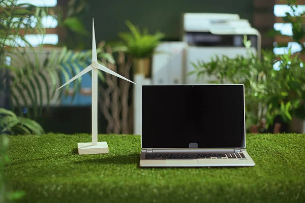 Οικολογικές Τάσεις Grass Desk Μοντέρνο Πράσινο Γραφείο Φορητό Υπολογιστή Λευκή — Φωτογραφία Αρχείου