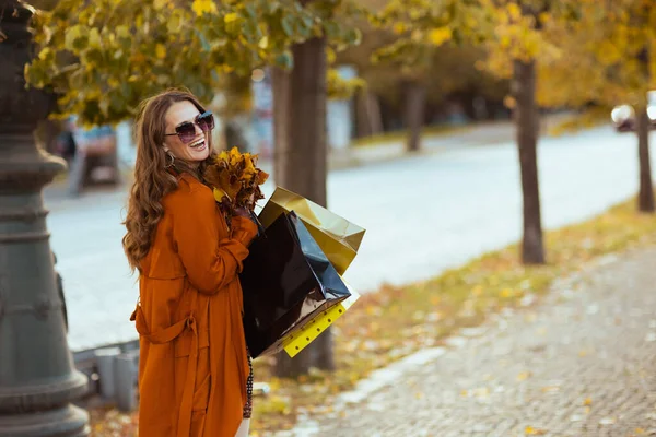 Привет Осень Счастливая Модная Женщина Оранжевом Плаще Пакетами Покупок Осенью — стоковое фото