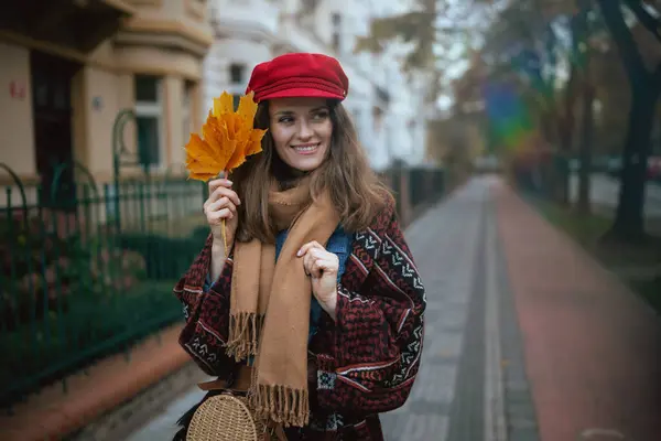 Hola Otoño Sonriente Mujer Moderna Sombrero Rojo Con Hojas Otoño — Foto de Stock