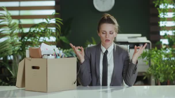 Novo Emprego Estressado Moderno Anos Idade Mulher Empregado Escritório Verde — Vídeo de Stock