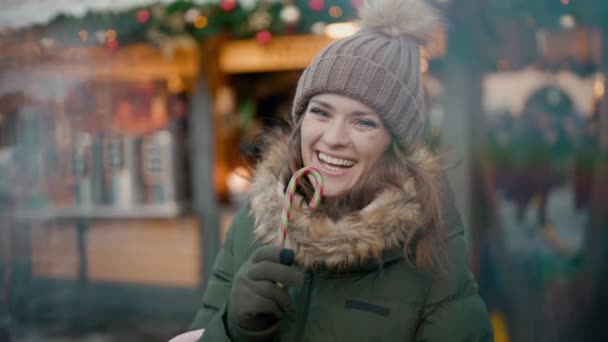 Šťastná Letá Žena Zeleném Kabátě Hnědém Klobouku Zimním Veletrhu Městě — Stock video