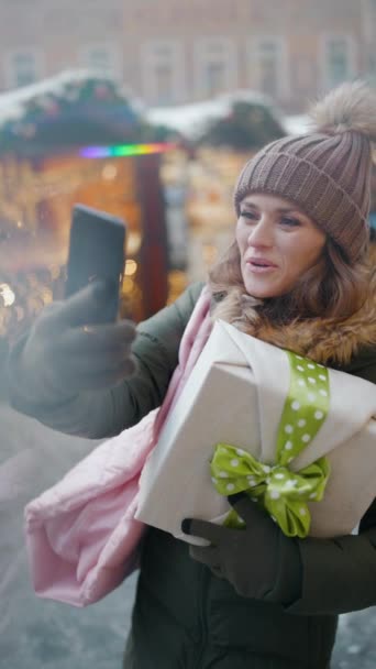 Sonriente Hembra Moderna Abrigo Verde Sombrero Marrón Feria Navidad Ciudad — Vídeo de stock