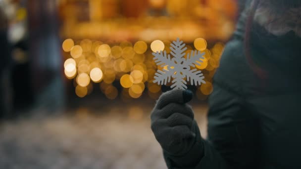 Primer Plano Mujer Feria Navidad Ciudad Con Copo Nieve — Vídeo de stock