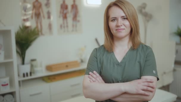 Egészségügyi Idő Van Mosolygó Női Orvosi Masszázs Terapeuta Portréja Masszázsszekrényben — Stock videók
