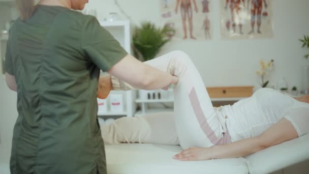 Dags För Sjukvård Leende Kvinnlig Medicinsk Massage Terapeut Massage Skåp — Stockvideo