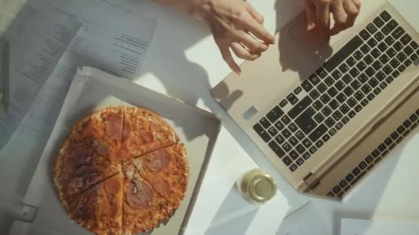 可持续工作场所 持比萨饼和笔记本电脑的绿色办公室小企业主女性的上层形象 — 图库视频影像