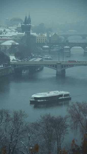 Landschap Winter Praag Tsjechië Met Vltava Rivier Boot Brug Avond — Stockvideo