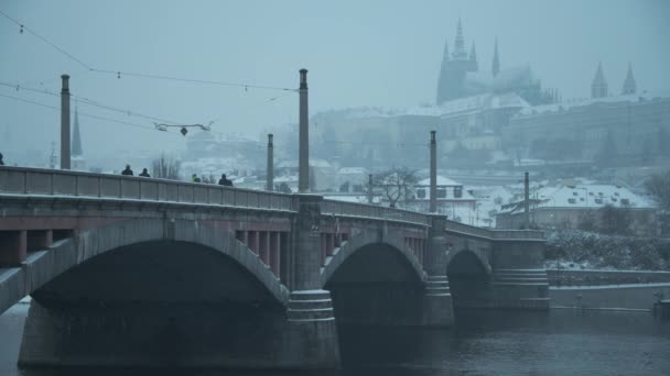 Táj Télen Prágában Cseh Köztársaság Szent Vitus Székesegyházzal Este — Stock videók