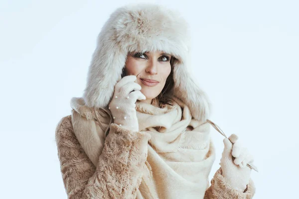 Glimlachende Stijlvolle Vrouw Van Middelbare Leeftijd Winterjas Bontmuts Tegen Witte — Stockfoto