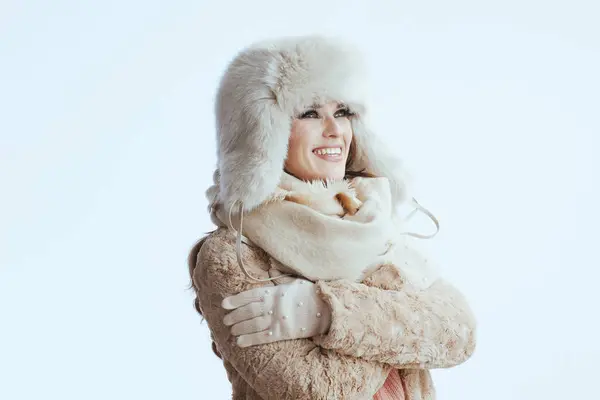 Feliz Mujer Moderna Mediana Edad Abrigo Invierno Sombrero Piel Aislado — Foto de Stock