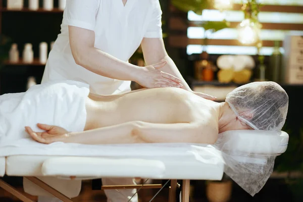 Tempo Assistenza Sanitaria Massaggiatore Salone Spa Massaggiando Cliente Sul Tavolo — Foto Stock