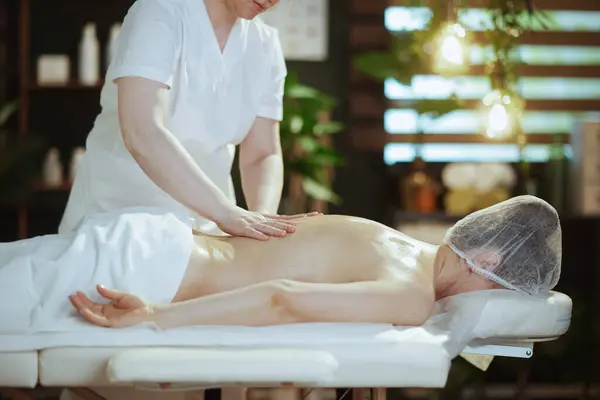 Tempo Assistenza Sanitaria Massaggiatore Medico Nel Salone Spa Fare Massaggio — Foto Stock