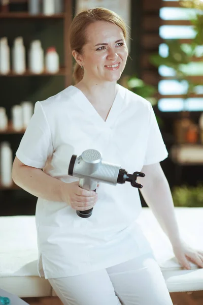 Gesundheitszeit Lächelnde Massagetherapeutin Wellness Salon Mit Massagepistole — Stockfoto
