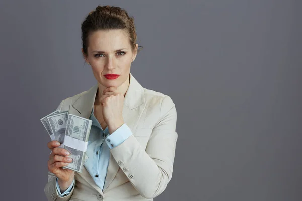 Hafif Bir Elbisesi Içindeki Düşünceli Modern Kadın Işçi Para Paketleri — Stok fotoğraf
