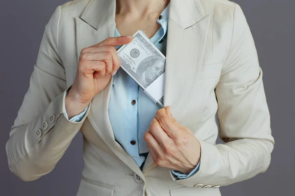 Nahaufnahme Einer Geschäftsfrau Leichten Business Anzug Die Dollargeldpakete Vor Grauem — Stockfoto