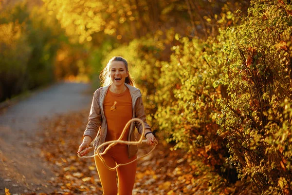 Olá Outono Sorrindo Mulher Elegante Roupas Fitness Parque Com Corda — Fotografia de Stock
