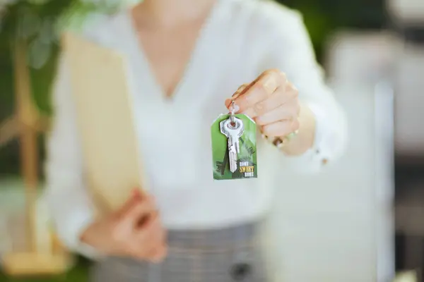 该走了 身着白衬衫 头戴剪贴板 头戴钥匙 身披现代绿色办公室的优雅的40岁女商人的衣服 — 图库照片