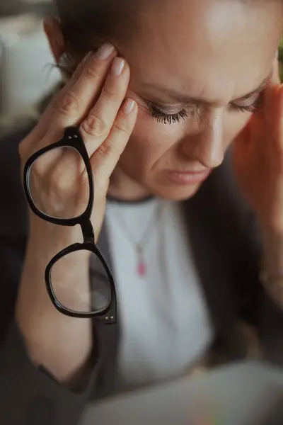 Sürdürülebilir Yeri Yerindeki Gözlüklü Modern Kadını — Stok fotoğraf