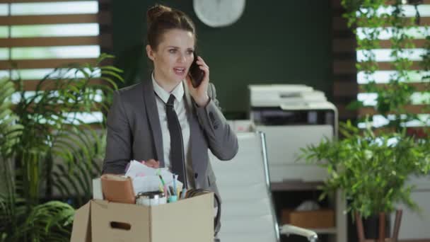 Pekerjaan Baru Tersenyum Modern Usia Menengah Karyawan Wanita Kantor Hijau — Stok Video
