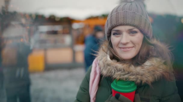 Yeşil Ceketli Kahverengi Şapkalı Mutlu Genç Bir Bayan Şehirdeki Noel — Stok video