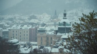 Prag, Çek Cumhuriyeti 'nde Straka Akademi Kubbesi ile kışın manzara.