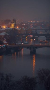 Çek Cumhuriyeti Prag 'da kışın manzara Vltava nehri ve gece köprüsü.