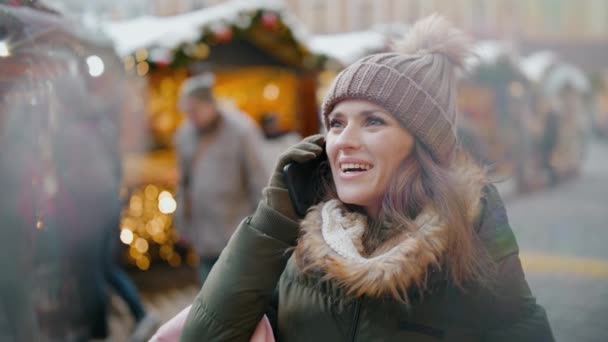 Mujer Moderna Sonriente Abrigo Verde Sombrero Marrón Feria Navidad Ciudad — Vídeo de stock