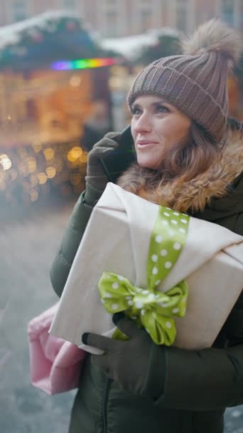 Gülümseyen Orta Yaşlı Yeşil Paltolu Kahverengi Şapkalı Bir Kadın Şehirdeki — Stok video
