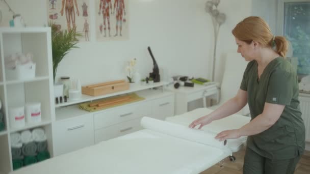 Gesundheitszeit Lächelnde Massagetherapeutin Frau Massageschrank Mit Einmalbetttuch Bereitet Sich Auf — Stockvideo