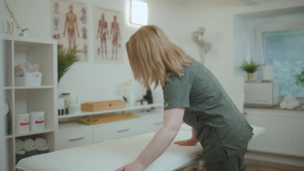 Gesundheitszeit Besorgte Massagetherapeutin Massageschrank Mit Einmalbetttuch Bereitet Sich Auf Neue — Stockvideo