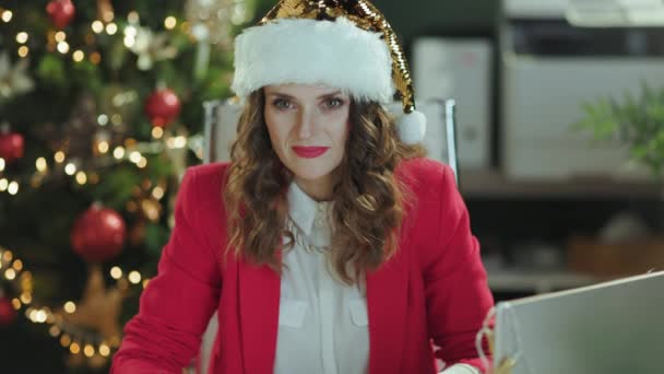 Navidad Retrato Sonriente Elegante Chaqueta Roja Sombrero Santa Moderna Oficina — Vídeos de Stock