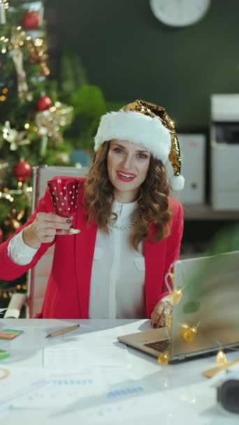Natale Felice Moderno Anni Piccola Imprenditrice Donna Cappello Babbo Natale — Video Stock