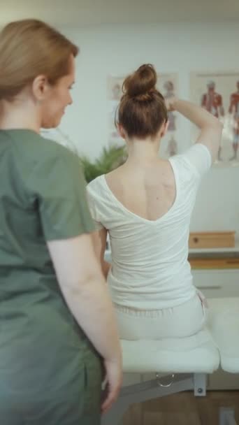 Sundhedspleje Tid Bekymret Kvindelig Medicinsk Massage Terapeut Massage Kabinet Med – Stock-video