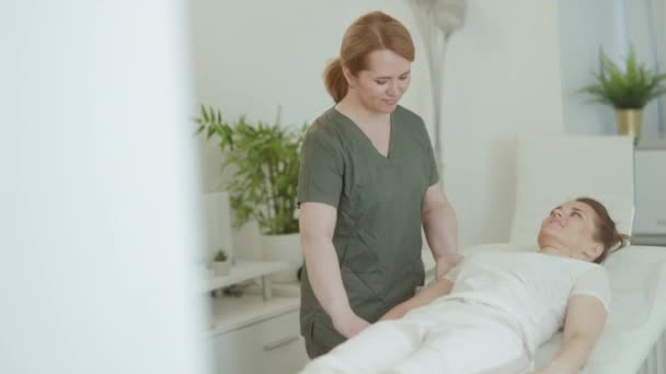 Час Охорони Здоров Усміхнений Жіночий Медичний Масажист Масажному Кабінеті Клієнтом — стокове відео