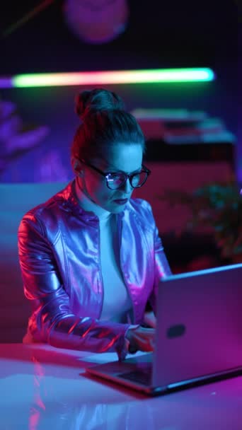 Neonowe Metaforyczne Futurystyczne Pojęcie Elegancka Kobieta Średnim Wieku Okularach Pomocą — Wideo stockowe