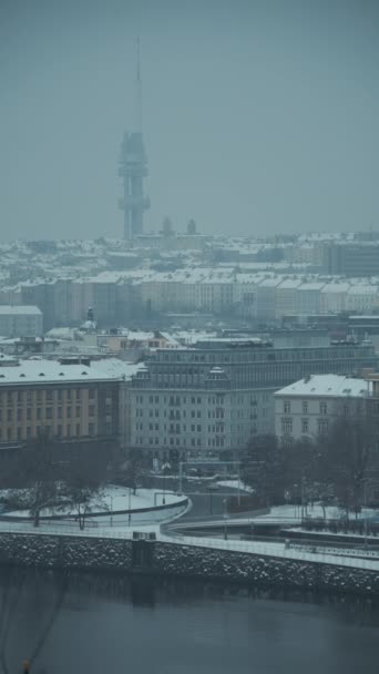Winterlandschaft Prag Tschechien Mit Moldau Und Fernsehturm Zizkov — Stockvideo