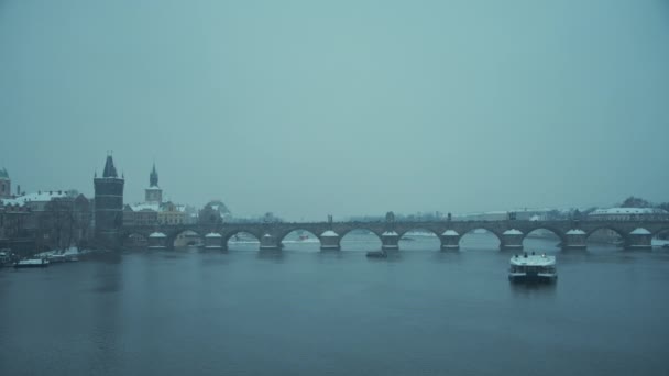 Winterlandschaft Prag Tschechien Mit Moldau Karlov Most Und Boot Abend — Stockvideo