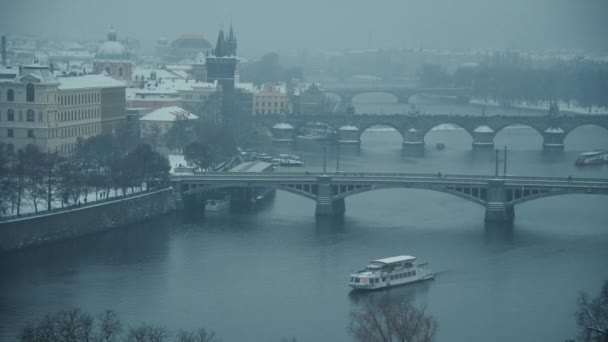 Winterlandschaft Prag Tschechien Mit Moldau Boot Und Brücke — Stockvideo