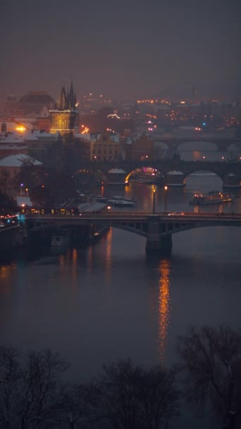 Winterlandschaft Prag Tschechien Mit Moldau Und Brücke Bei Nacht — Stockvideo
