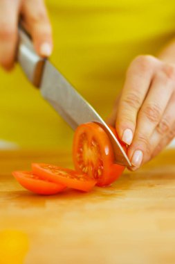 tatlı kadın kesme domates üzerinde