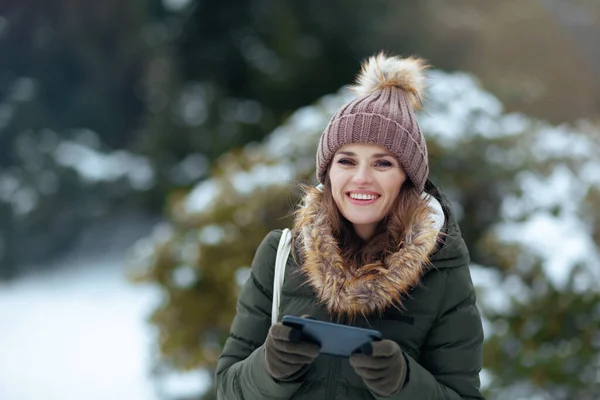 Happy Modern Woman Green Coat Brown Hat Outdoors City Park — Stock Photo, Image