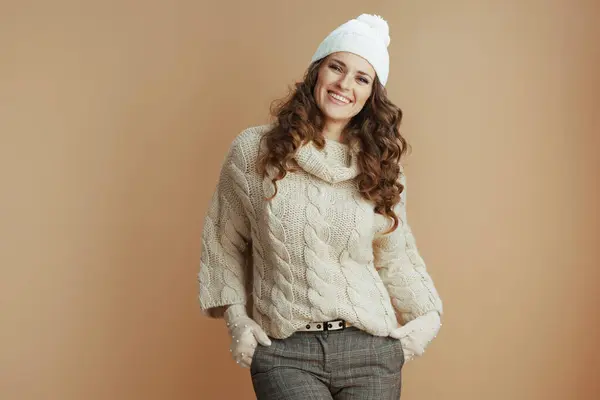 Olá Inverno Retrato Mulher Moderna Sorridente Camisola Bege Mitenes Chapéu — Fotografia de Stock
