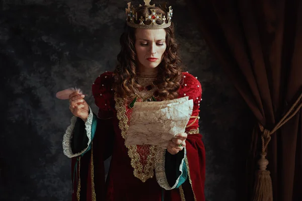 Středověká Královna Červených Šatech Pergamenem Korunou Tmavě Šedém Pozadí — Stock fotografie