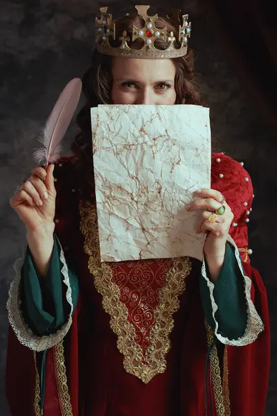 Středověká Královna Červených Šatech Pergamenem Korunou Tmavě Šedém Pozadí — Stock fotografie