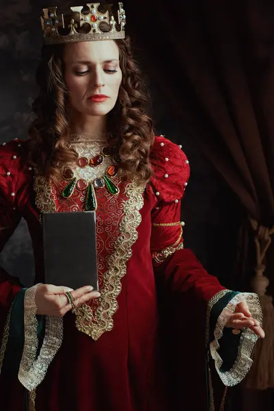Средневековая Королева Красном Платье Книгой Короной — стоковое фото