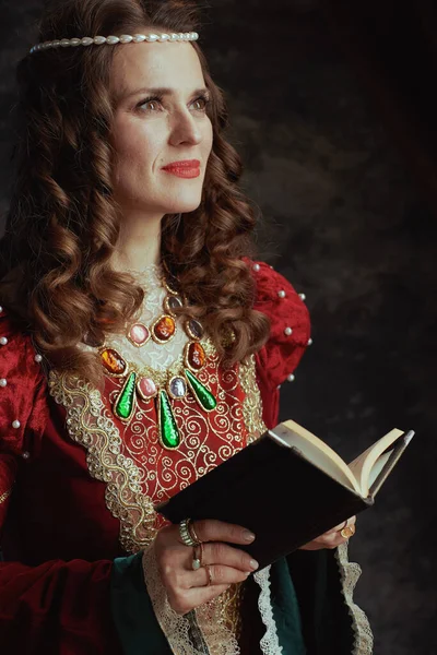 Lächelnde Mittelalterliche Königin Roten Kleid Mit Buch Auf Dunkelgrauem Hintergrund — Stockfoto