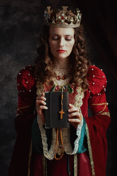 Middeleeuwse Koningin Rode Jurk Met Boek Rozenkrans Kroon Donkergrijze Achtergrond — Stockfoto