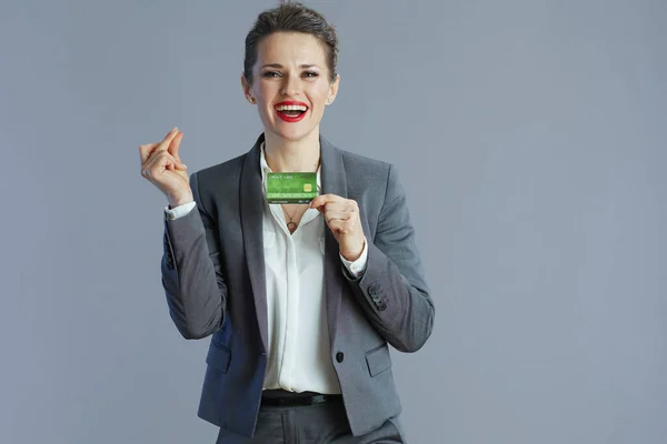 Leende Trendiga Gammal Kvinna Arbetare Grå Kostym Med Kreditkort Fingrar — Stockfoto
