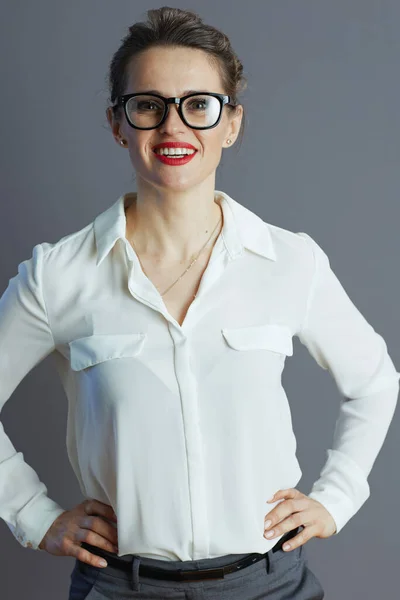 穿着白衬衫 戴着灰色眼镜的快乐时髦的女工 — 图库照片