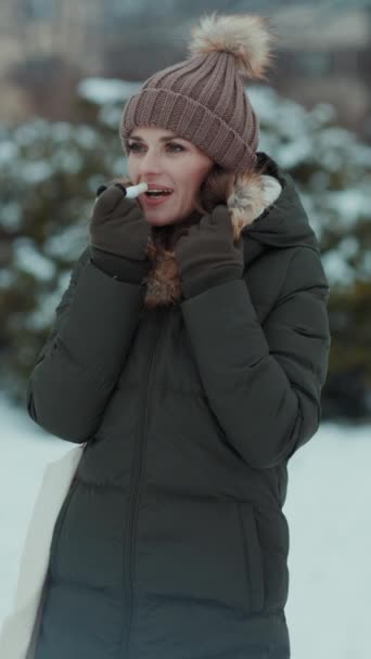 Lächelnde Moderne Frau Mittleren Alters Grünem Mantel Und Braunem Hut — Stockvideo